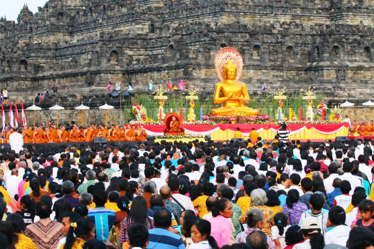 Ribuan Umat Buddha Rayakan Maha Puja Asadha 2560BE