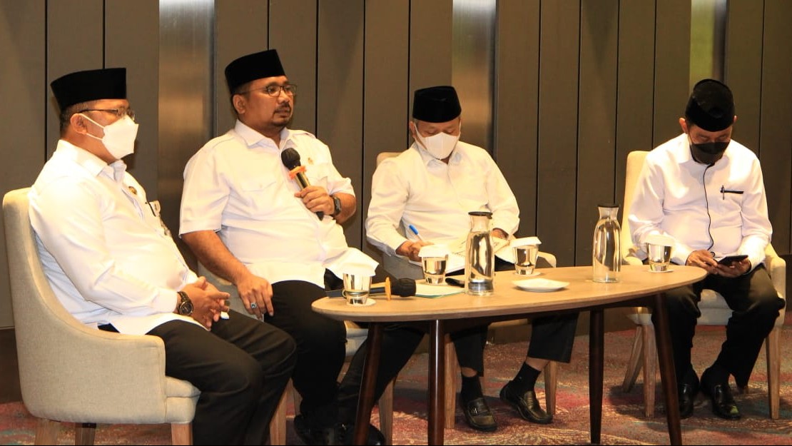 Menag memberikan arahan pada Silaturahmi Forum Kakanwil Kemenag se-Indonesia, di Jakarta, Senin (12/4/2021) (foto: Sugito)