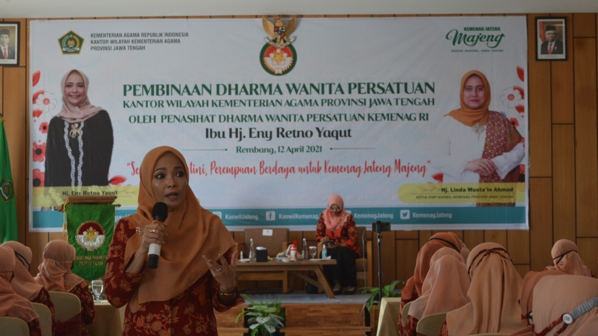 Penasihat Dharma Wanita Persatuan (DWP) Kementerian Agama, Eny Retno Yaqut memberikan pembekalan kepada anggota DWP Kemenag Jawa Tengah di Rembang
