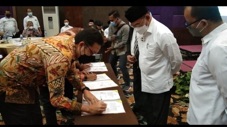 Plt Dirjen Penyelenggara Haji dan Umrah (PHU) Khoirizi (kedua dari kanan) menyaksikan penandatangan PKS oleh Pimpinan Bank Penerima Setoran Biaya Perj