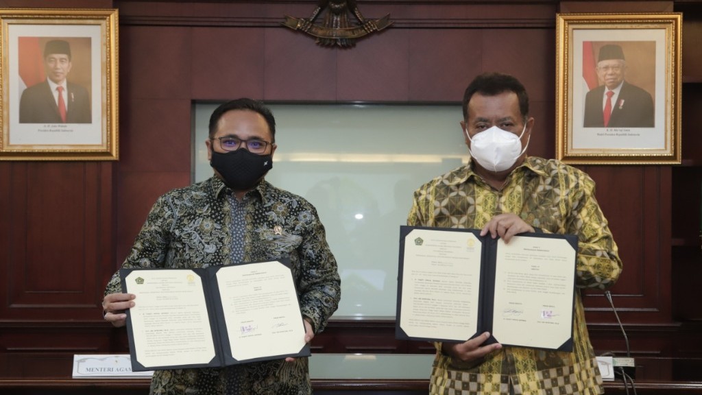 Menag Gus Yaqut dan Rektor UI Ari Kuncoro lakukan MOU Pendidikan, Penelitian, dan Pengabdian pada Masyarakat, di Jakarta, Kamis (15/4/2021)