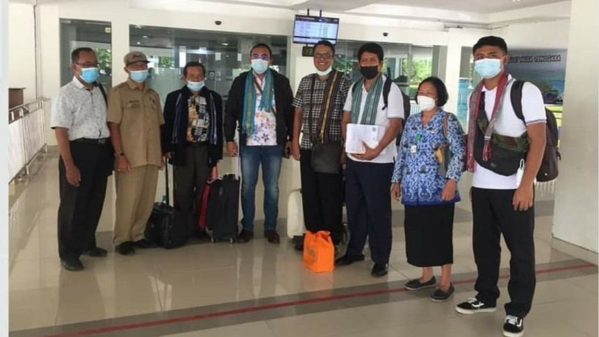 Susana saat pemberangkatan tim pengabdian UHN IGB Sugriwa menuju Kupang, NTT