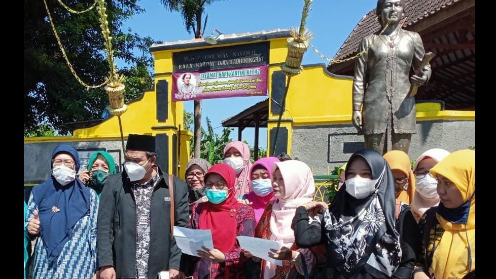 Tim PSGA PTKI Bacakan Deklarasi Rembang di depan patung RA.Kartini, Bulu Rembang