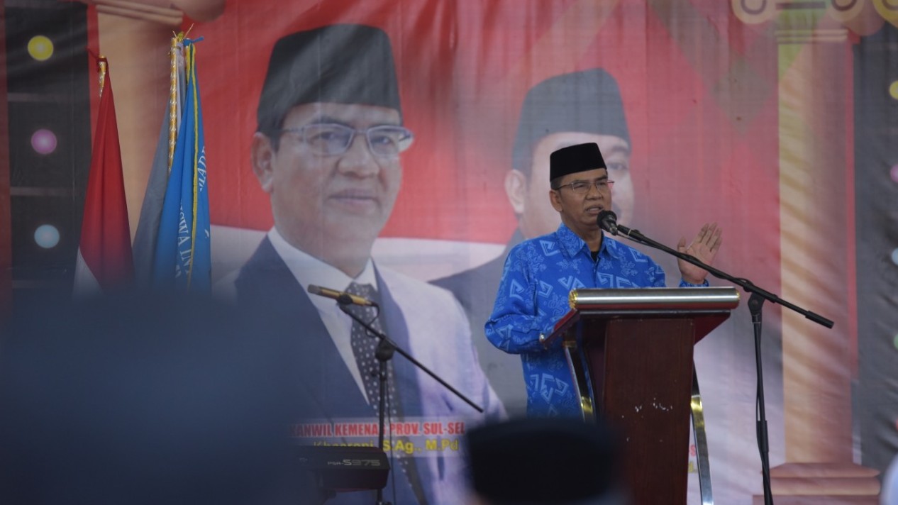 Kakanwil Sulawesi Selatan Sedang Memberika Ceramah arahan dalam rangka Pelantikan Organisiswa Intra Madrasah (OSIM) MPK dan Ekstrakurikuler di MTs N 1