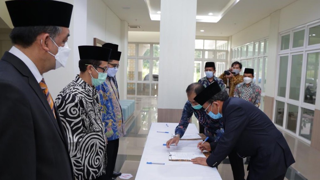 Rektor UIII Komaruddin Hidayat Menandatangani Berita Acara Pelantikan Pejabat UIII