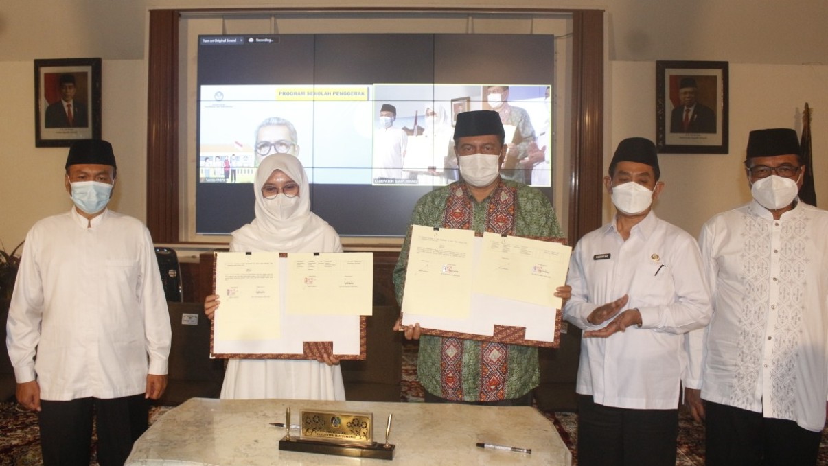 Penandatanganan MoU Beasiswa Studi Agama antara Pemkab Banyuwangi dengan IAIN Jember dan UHN Denpasar