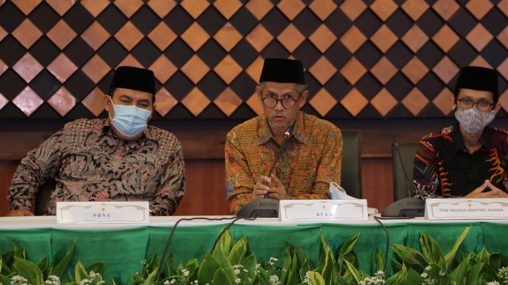 Kepala BPKH Anggito Abimanyu (tengah) menyampaikan keterangan pers, Kamis (3/6/2021)