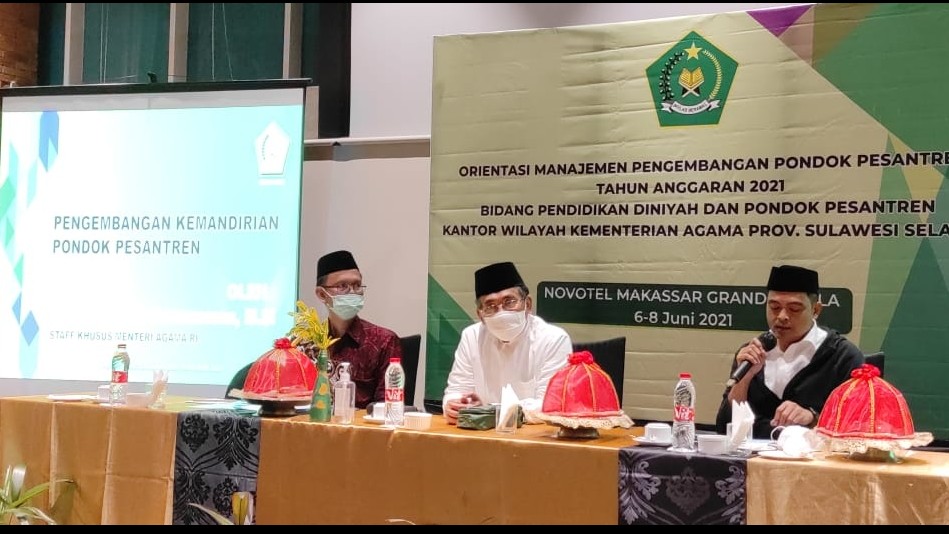 Staf Khusus Menteri Agama Nuruzzaman (paling kanan) (foto: humas Kanwil Kemenag Sulsel)