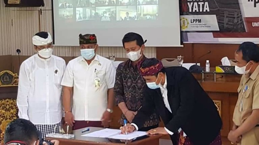 Rektor UHN IGB Sugriwa dan Bupati Klungkung menandatangani nota kesepahaman