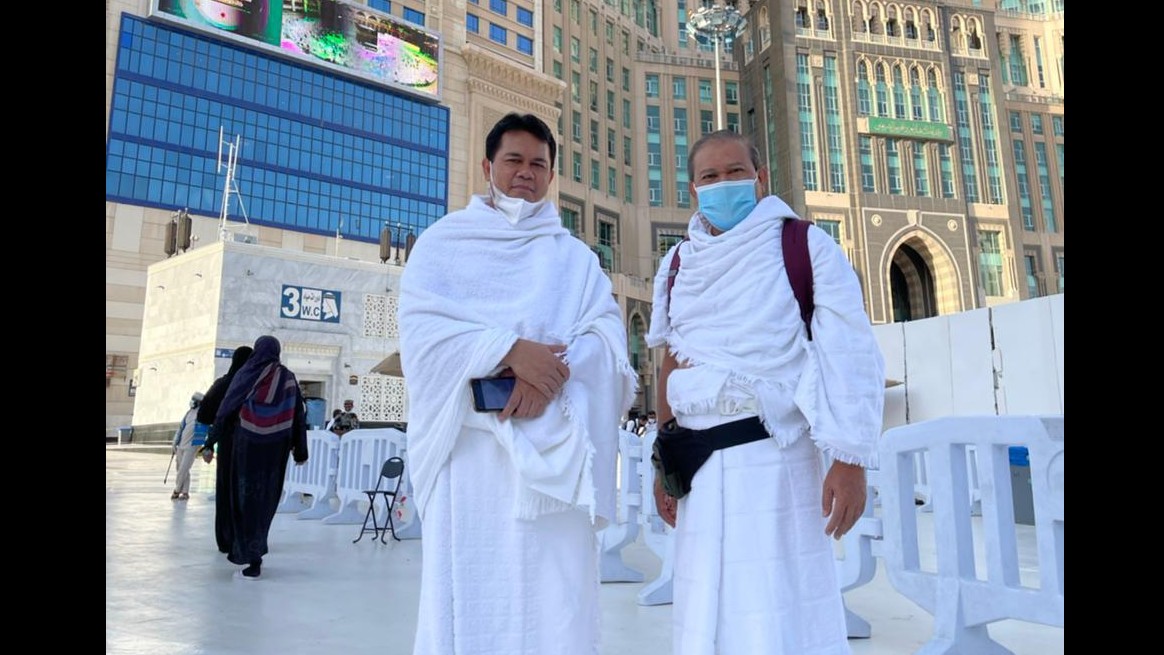 Konsul Jenderal RI di Jeddah (kanan) bersama Konsul Haji KJRI Endang Jumali (kiri) di halaman Masjidil Haram