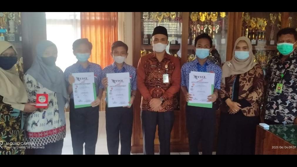 Siswa Madrasah Tsanawiyah (MTs) Negeri 3 Jembrana meraih medali emas Indonesia Education International Innovative Competition (IEI2C) 2021.