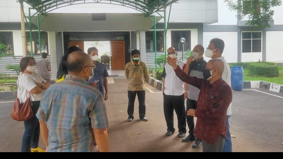 Sekjen Kemenag Nizar (berbatik merah) meninjau kesiapan Asrama Haji Pondok Gede, Minggu (4/7/2021)