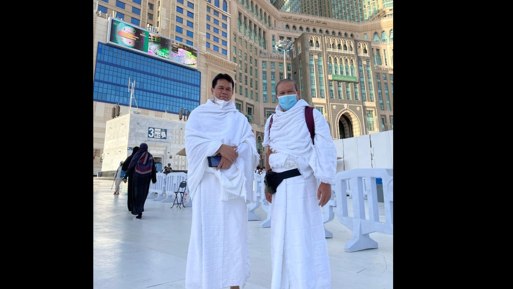 Konsul Haji KJRI Jeddah Endang Jumali (kiri) bersama Konjen RI Jeddah di pelataran Masjidil Haram