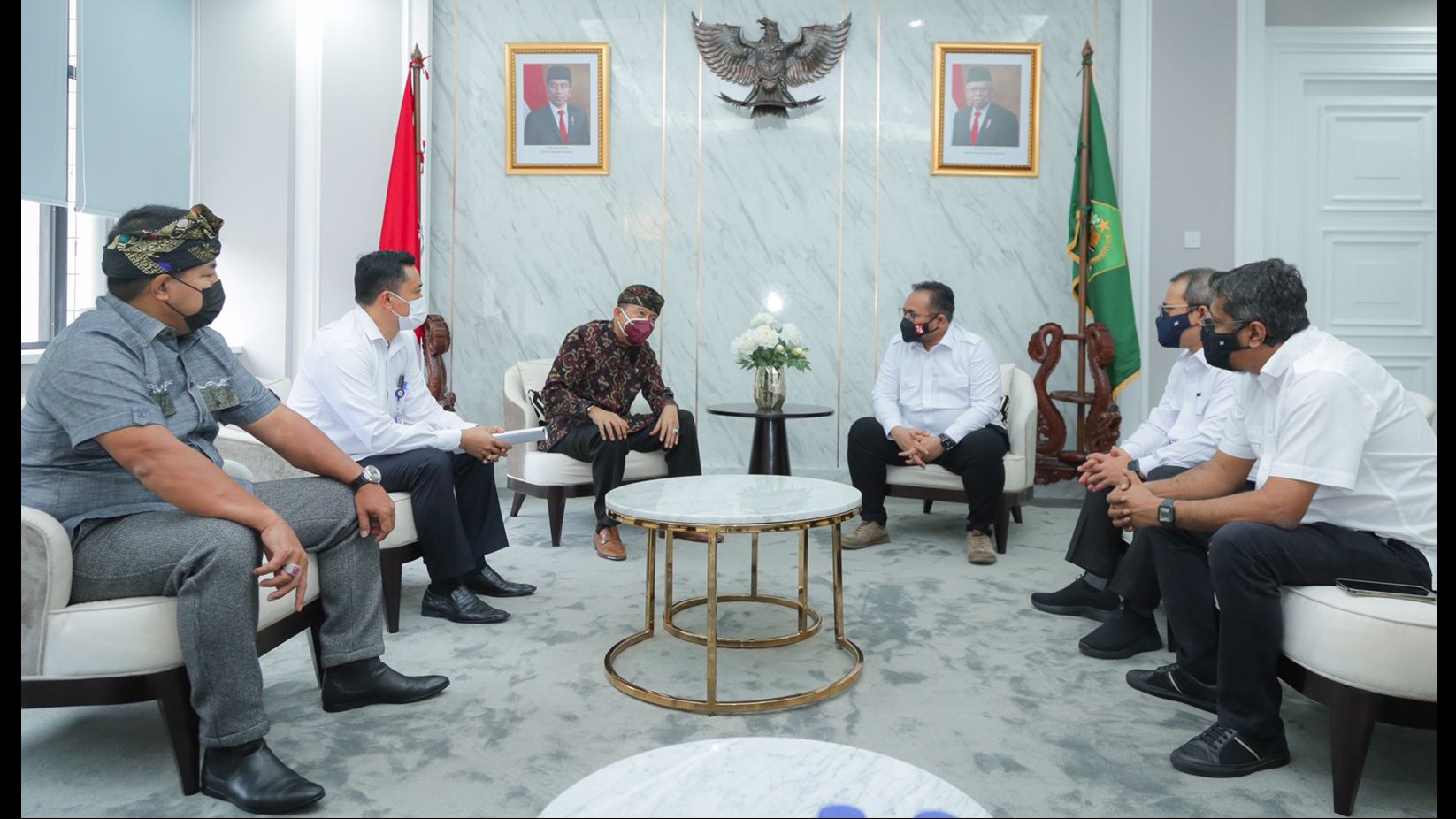 Ketua Umum PHDI Pusat Wisnu Bawa Tenaya (memakai batik) bertemu dengan Menag Yaqut Cholil Qoumas, Senin (23/8/2021)