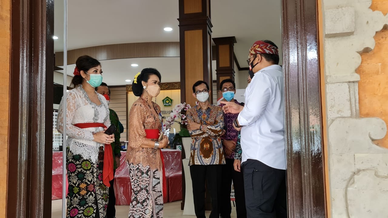 Menag Yaqut saat menyambangi kantor PTSP Kanwil Kemenag Provinsi Bali