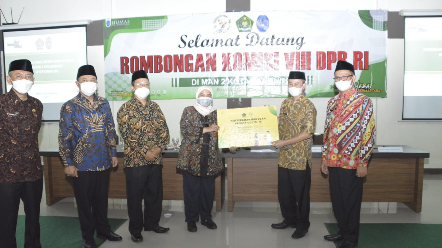 Komisi VIII DPR RI meninjau PTM terbatas di  MAN 2 Kota Bandung