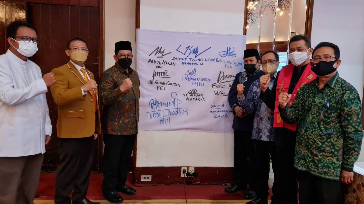 Wamenag Zainut Tauhid Sa'adi bersama para tokoh agama, Jakarta, Senin (27/9/2021) (foto: Istimewa)