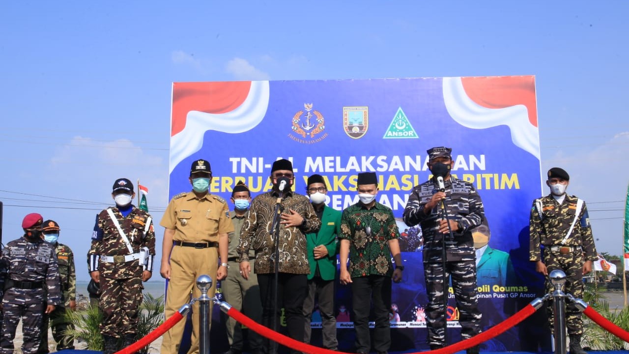 Menag Yaqut saat konpres usai tinjau program seribuan vaksinasi TNI-AL di TPI Tasik Agung, Rembang