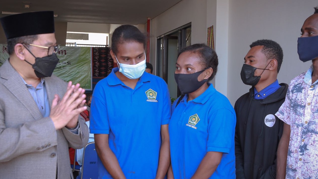Wamenag Zainut Tauhid Sa'adi bersama mahasiswa Papua di IAKN Kupang