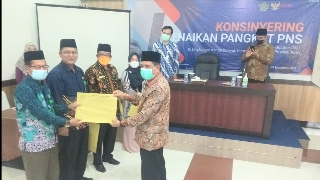 Penyerahan SK Kenaikan Pangkat pegawai Kanwil Kemenag Aceh