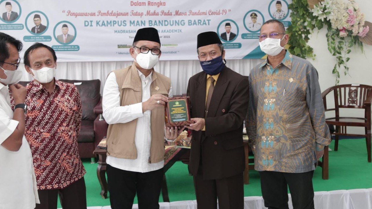 Wakil Ketua Komisi VIII DPR RI TB. Ace Hasan Syadzili (ketiga dari kanan) menerima plakat cinderamata dari Kepala MAN Bandung Barat