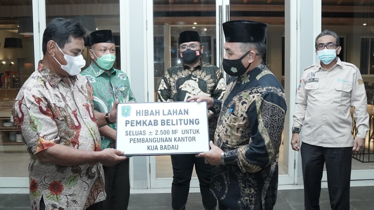 Bupati Belitung Sahani Saleh serahkan Sertifikat Tanah kepada Kemenag Belitung