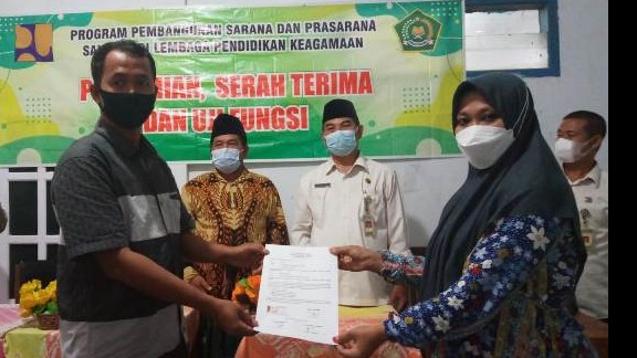 Serah terima program pembangunan sarana prasarana sanitasi di Ponpes Hidayatul Muhtadiin, di Batang, Jawa Tengah, Senin (04/10/2021)
