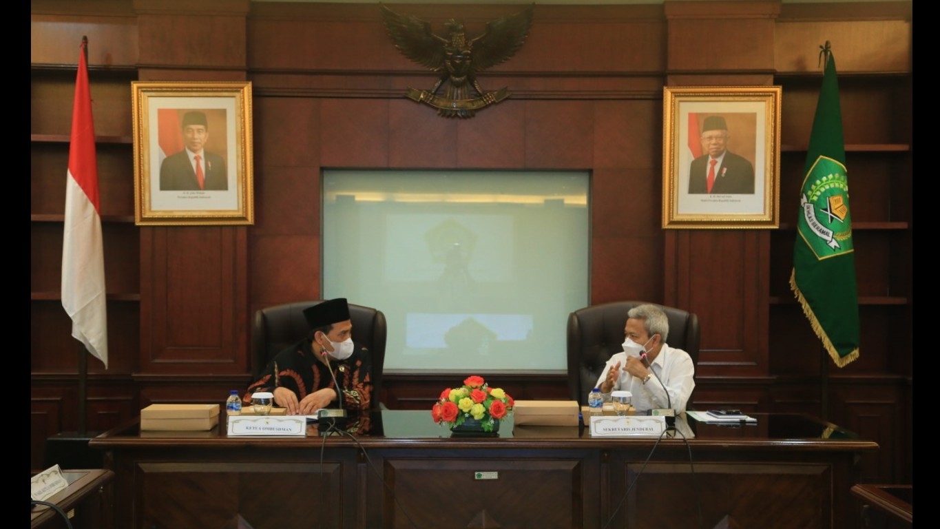 Sekjen Kemenag Nizar (berbaju putih) bertemu dengan Ketua Ombudsman RI Mokhammad Najih, Senin (11/10/2021)