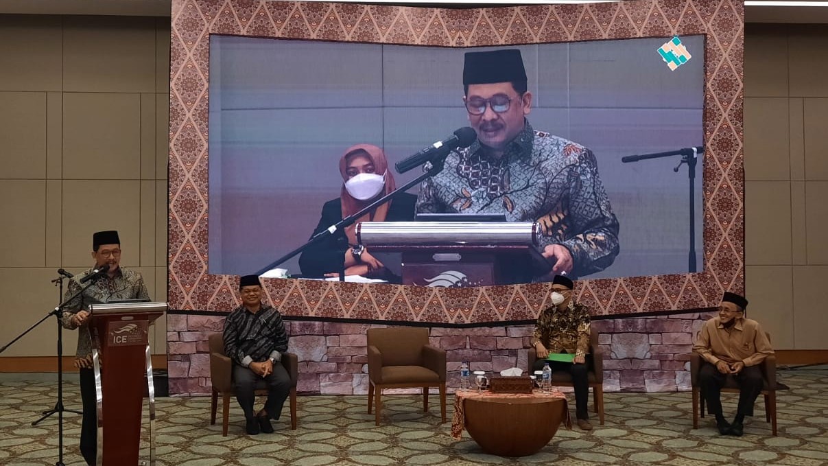 Wamenag Zainut Tauhid Sa'adi saat memberikan sambutan pada Simposium Khazanah Pemikiran Santri Dan Kajian Pesantren, Tangerang Selatan, Kamis (14