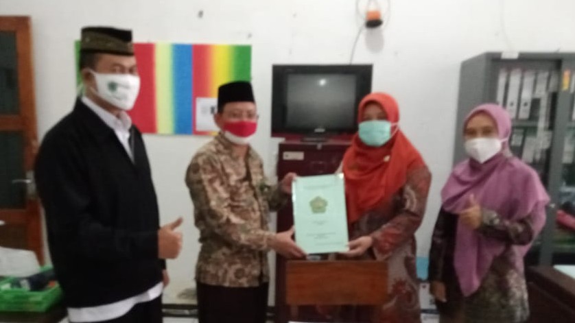 Penyerahan berkas pengajuan sertifikasi tanah wakaf di Kankemenag Kota Semarang