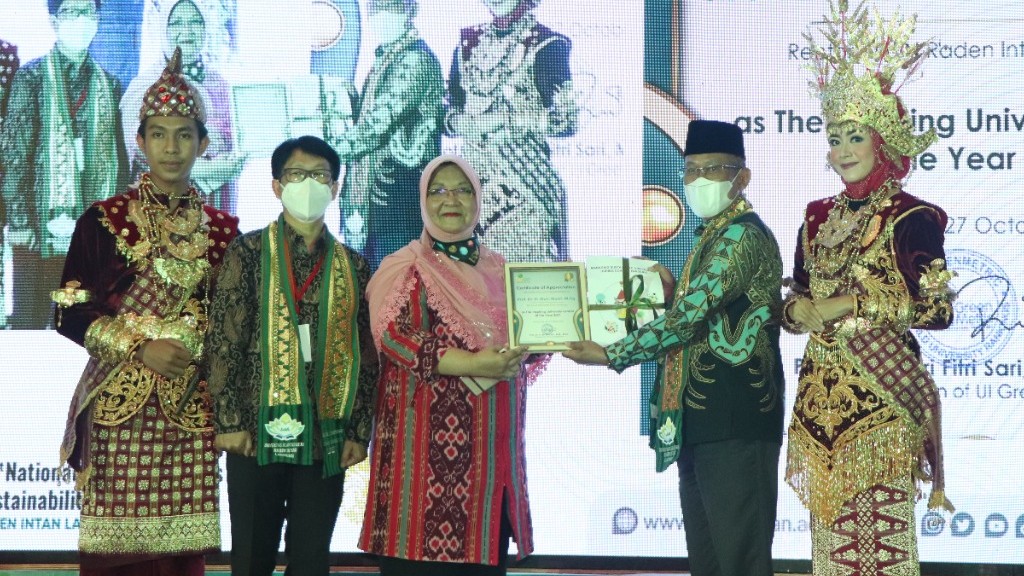 Rektor UIN Lampung terima penghargaan