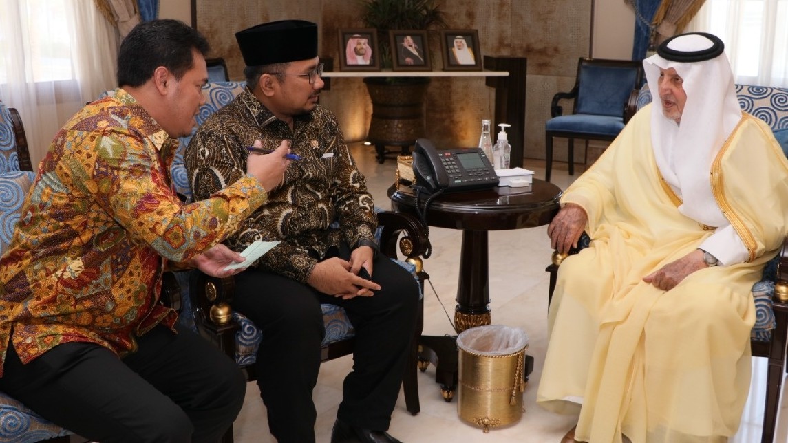 Menag Yaqut bertemu Gubernur Makkah Khalid bin Faisal, di Makkah, Minggu (21/11/2021)