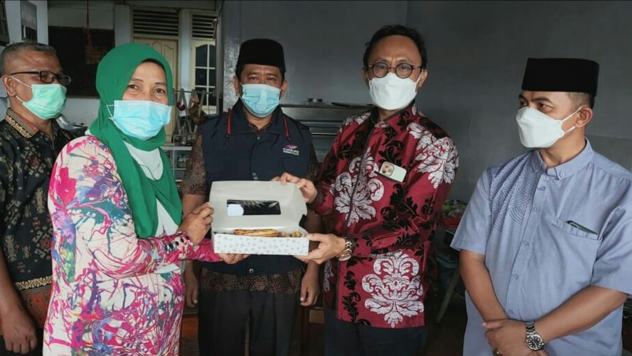 Kepala BPJPH M Aqil Irham tinjau produk halal UMK di Padang