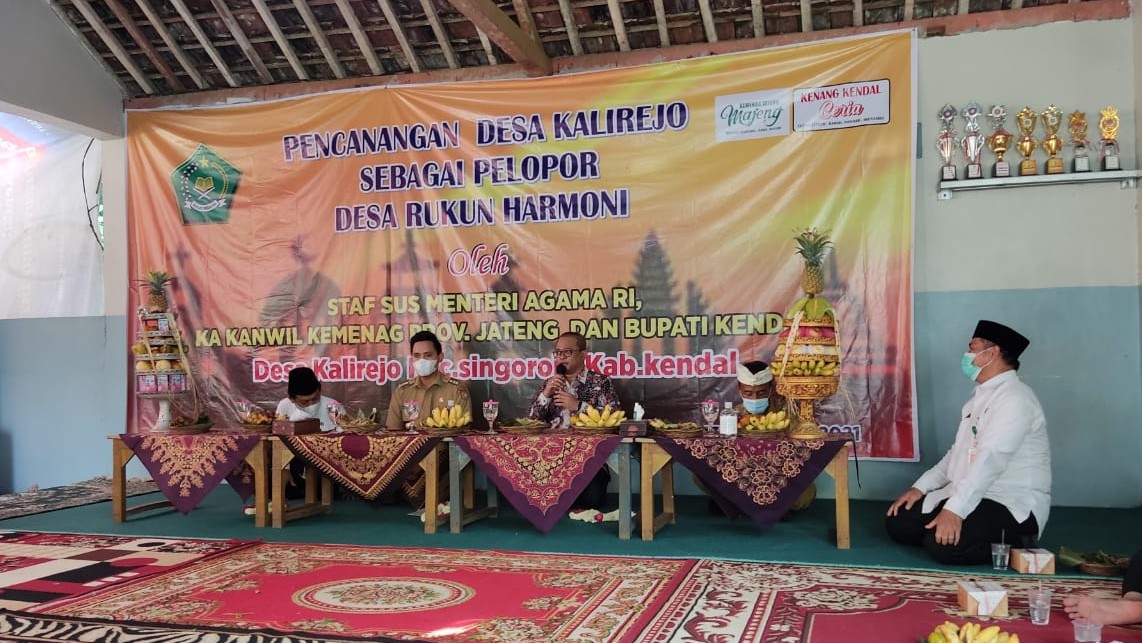 Staf Khusus Menag Wibowo Prasetyo menyampaikan sambutan, di Desa Kalirejo, Senin (13/12/2021).