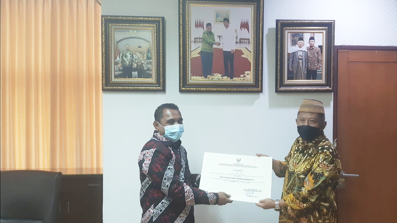 Kepala Pusdiklat Teknis Imam Safe'i (berpeci)  menyerahkan sertifikat akreditasi kepada  Kepala BDK Papua, Muchtar Tuhuteru, Selasa (28/12/2021).