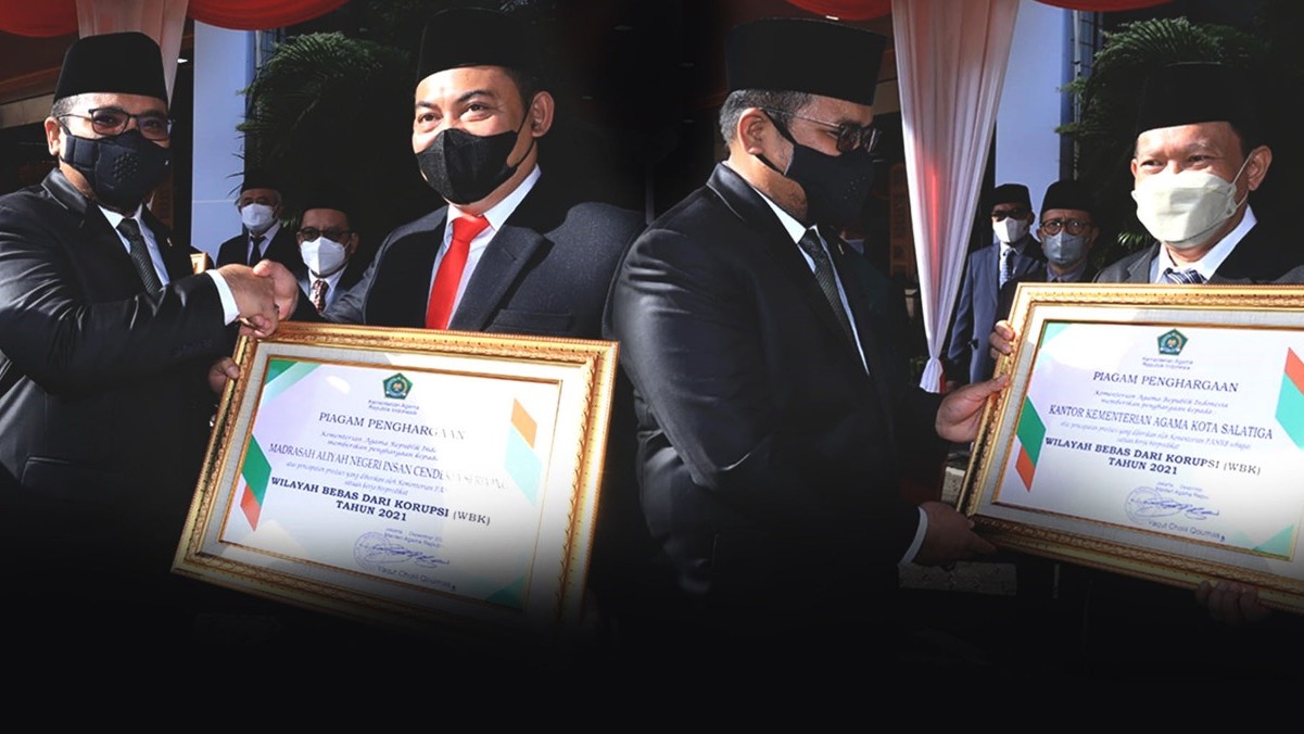 Menag serahkan penghargaan kepada Kepala Kankemenag Salatiga dan Kepala MAN IC Serpong atas pretasi meraih predikat WBK