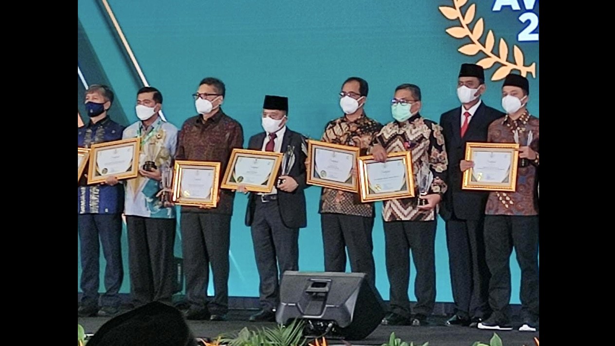 Dirjen Bimas Islam Kamaruddin Amin (tengah berjas) menerima penghargaan BAZNAS Award 2022, Senin (17/1/2022)