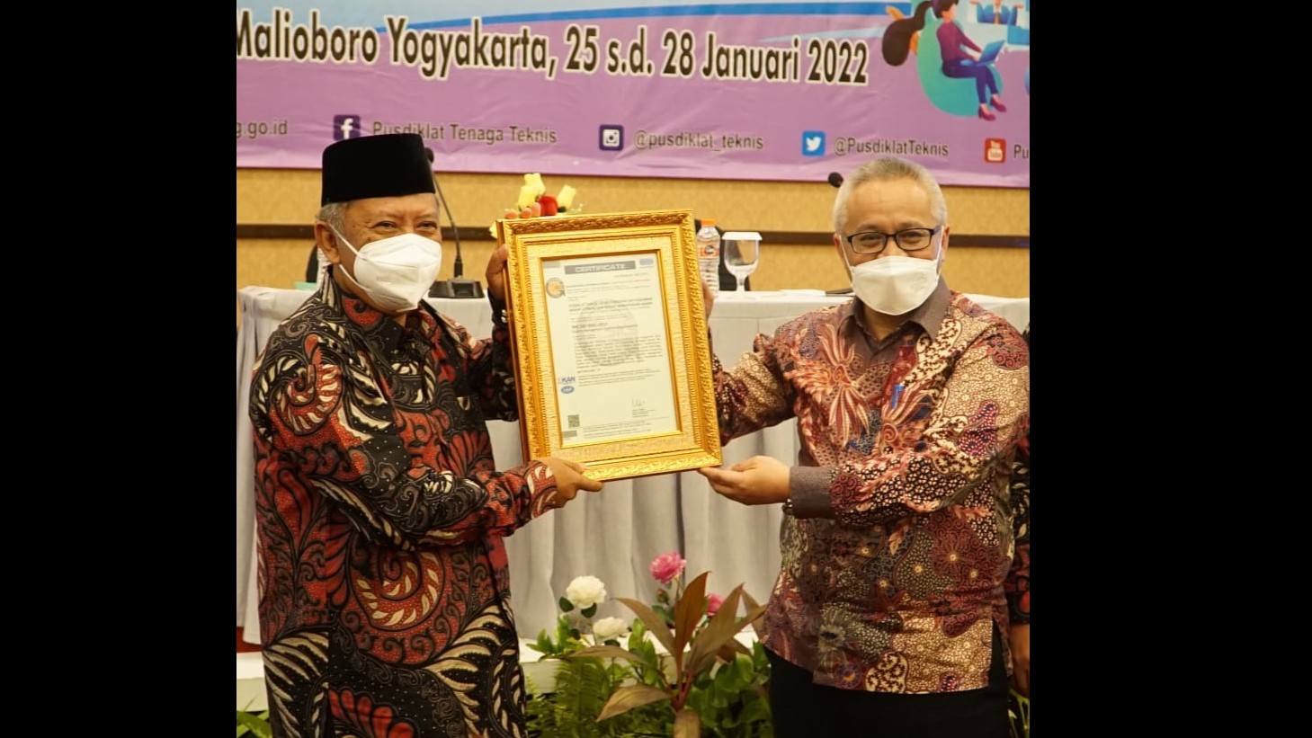 Kapusdiklat Teknis Keagamaan Imam Syafe'i (berpeci) menerima Piagam ISO 9001:2015, Selasa (25/1/2022)