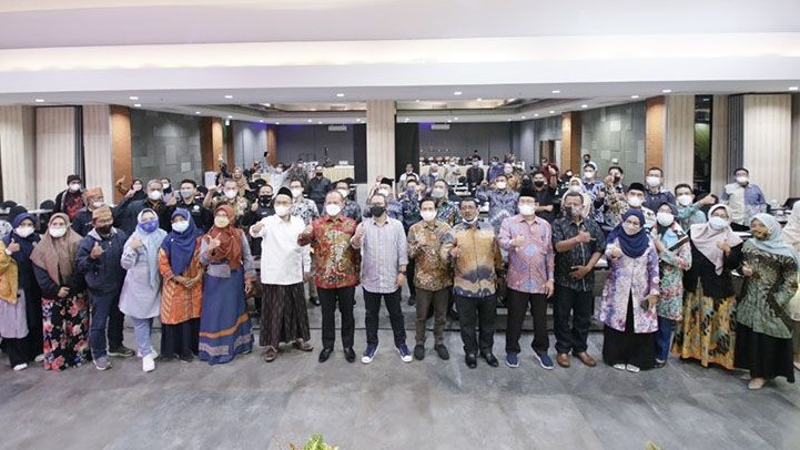 Foto bersama narasumber, panitia, dan peserta Konsolidasi Humas PTKIN di Semarang Jawa Tengah