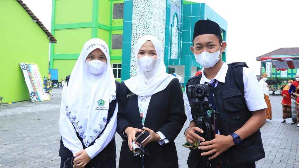 Dara Ayu dan Naufal bersama guru pembimbing MTsN 2 Semarang Dayu Kusuma