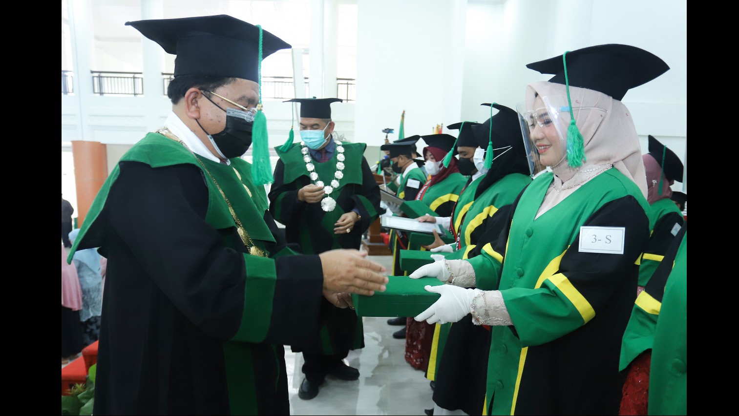 Rektor UIN Ar-Raniry Banda Aceh, Prof Dr H Warul Walidin AK, MA menyerahkan penghargaan kepada lulusan terbaik pada Wisuda semester ganjil TA 2021/202