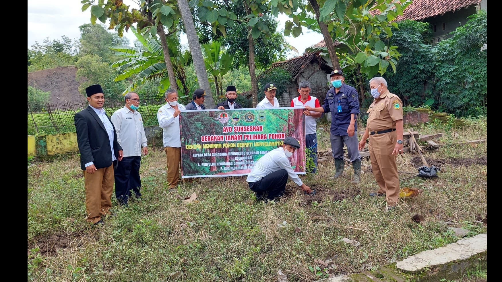Proses penanaman pohon di Kabupaten Kuningan oleh tim KUA Ciawigebang dan Penyuluh Kehutanan
