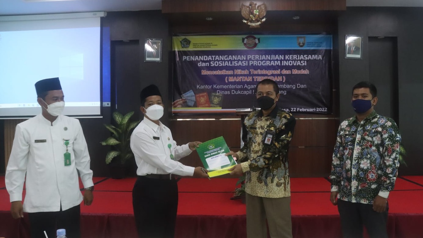 Penandatanganan MoU antara Kepala Kankemenag kabupaten Rembang, M. Fatah dan Kepala Dindukcapil Kabupaten Rembang, Suparmin