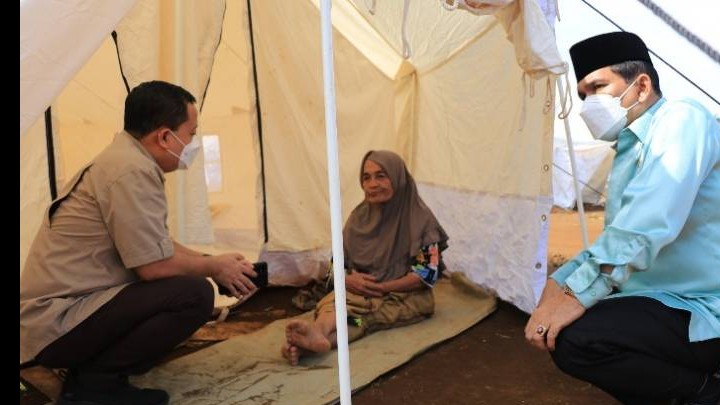 Plt Karo Humas Data dan Informasi Kemenag Thobib Al-Asyhar (baju coklat) mengunjungi tenda pengungsi Gempa Pasaman.