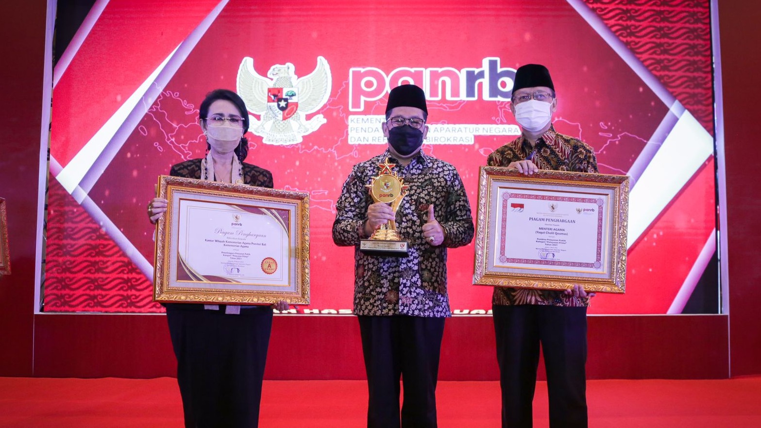 Wamenag, Ka. Kanwil Bali dan Karo Ortala Berpose setelah Menerima Penghargaan Pelayanan Publik