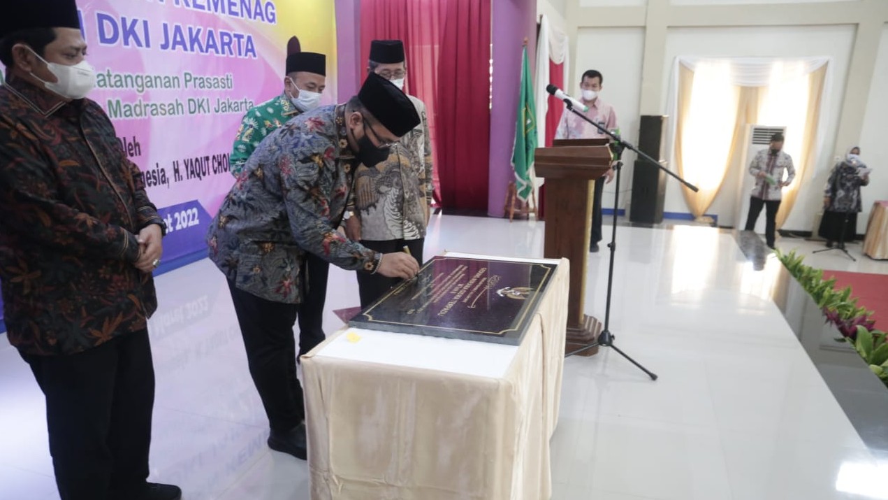 Menteri Agama Saat Menandatangani Prasasti Peresmian Gedung Asrama MTs N 6 Jakarta