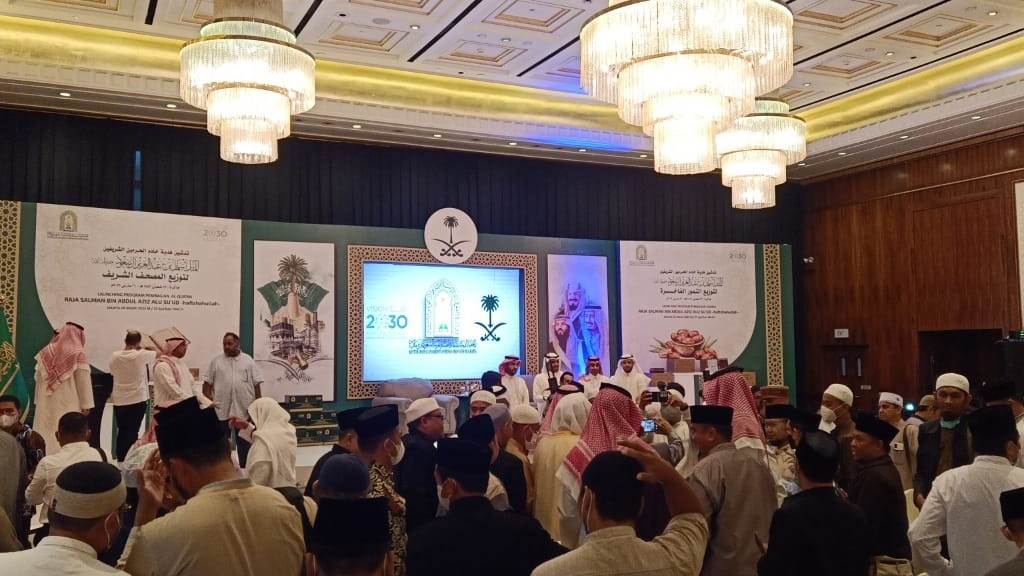 Peluncurkan program Saudi Mendistribusikan Kurma dan Al-Qur'an di Indonesia.