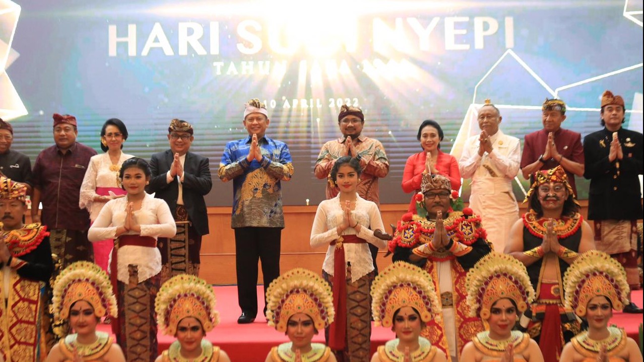 Menteri Agama Yaqut Cholil Qoumas hari ini menghadiri Dharmasanti Nasional Parisada Hindu Dharma Indonesia (PHDI) Pusat di Senayan, Jakarta.