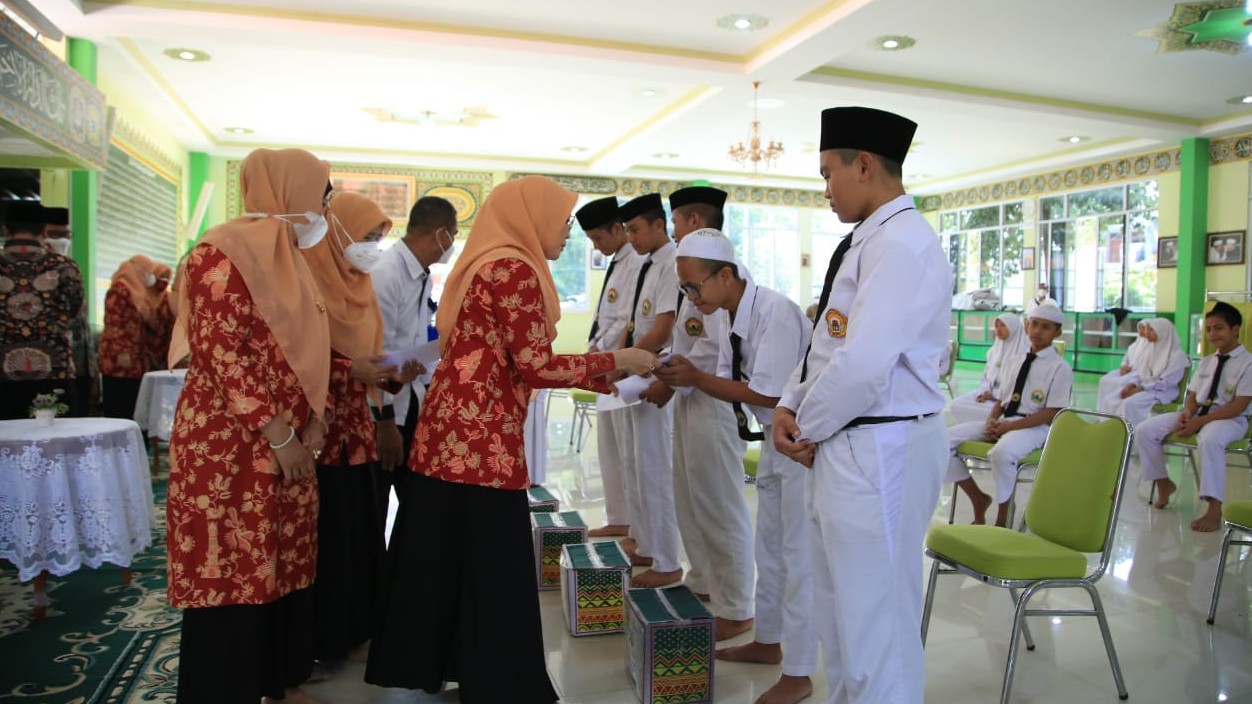 Penasihat DWP Kemenag Eny Retno Yaqut Cholil saat memberikan bingkisan ramadhan kepada santri