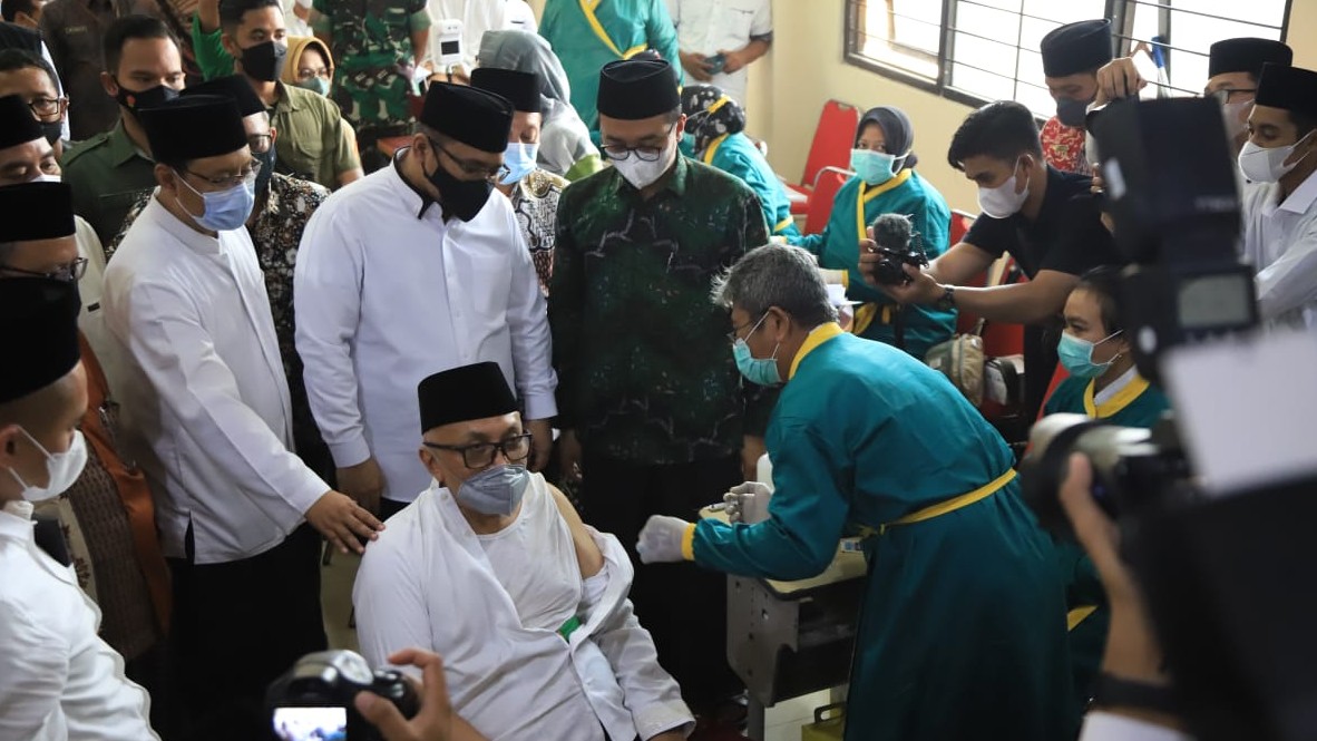 Menag Yaqut saksikan vaksinasi yang diberikan kepada Pengasuh Pesantren Bayt Al Hikmah Pasuruan KH Idris Hamid